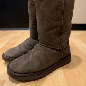 USED brown UGG size 8. Múltiple styles!